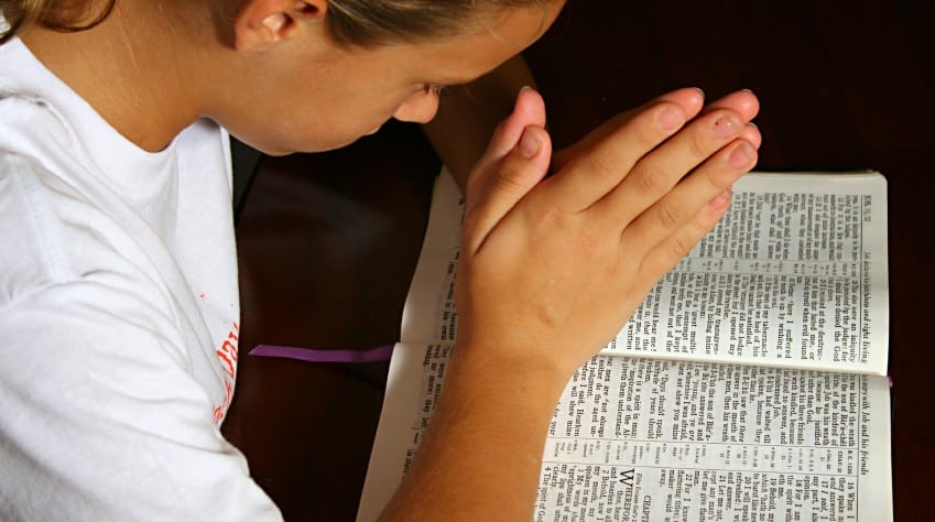 young-girl-praying-open-bible